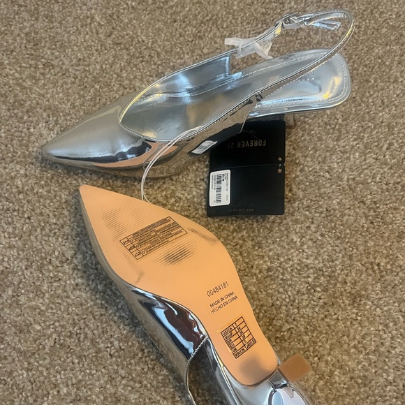 NWT Silver Metallic Pointed Toe Kitten Heel - Picture 4 of 4